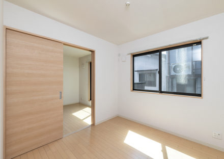 名古屋市西区の賃貸戸建住宅の引き戸で繋がる洋室