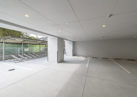 名古屋市中川区の賃貸マンションの屋内駐車場と屋根付きの駐輪場