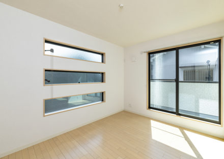 名古屋市西区の賃貸戸建住宅の横長3段の窓が付いた明るい洋室