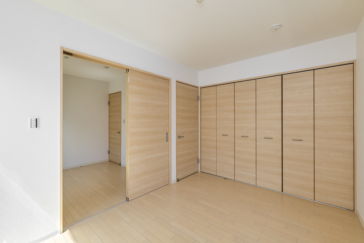 名古屋市西区の賃貸戸建住宅の収納がたくさんついた洋室