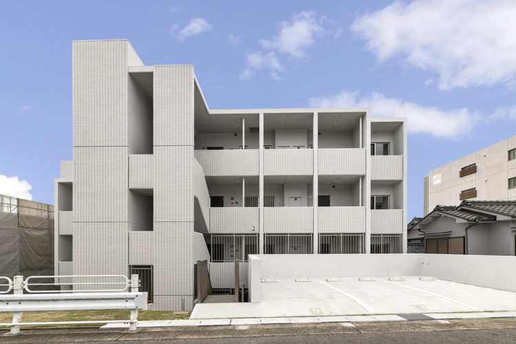 名古屋市天白区の賃貸マンションのエントランスの裏側にある駐車場