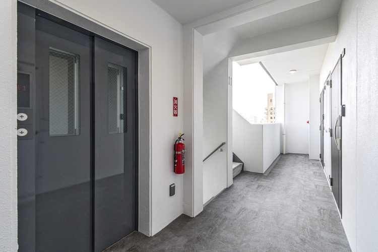 名古屋市中川区の賃貸マンションの白い壁のシンプルなデザインの共用廊下
