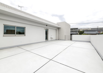 名古屋市天白区の4階建て賃貸マンション併用住宅の白い壁と床の開放感あるルーフバルコニー
