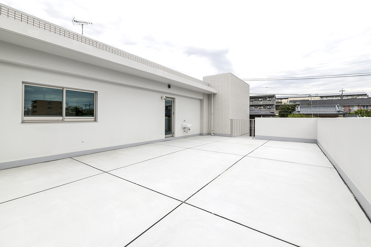 名古屋市天白区の賃貸マンション併用住宅の白い壁と床の開放感あるルーフバルコニー