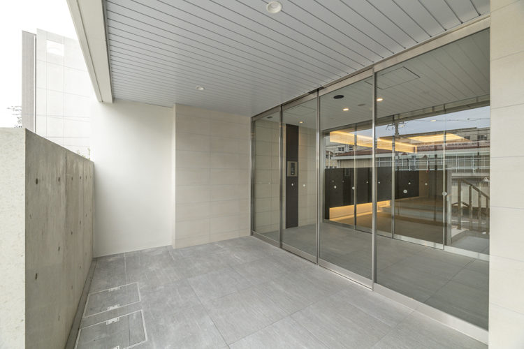 名古屋市天白区の賃貸マンションのガラス張りのモダンなエントランス