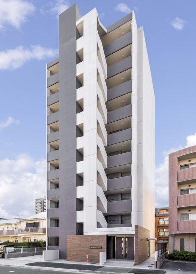 名古屋市天白区の10階建て賃貸マンションのエントランスのブラウンがアクセントの外観デザイン