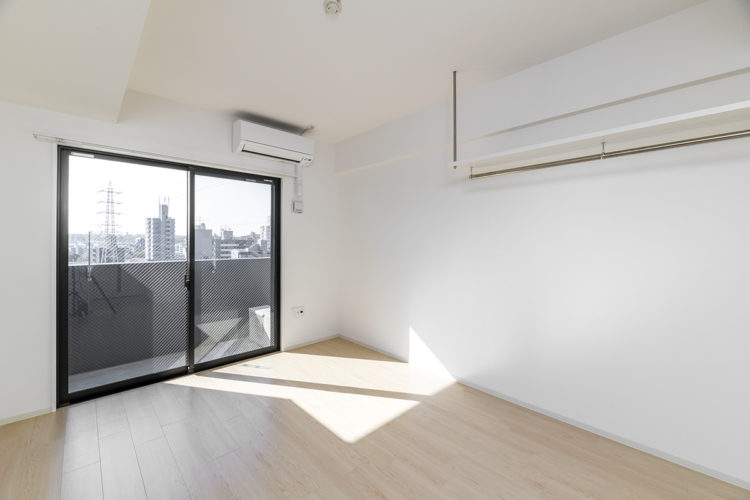 名古屋市天白区の10階建て賃貸マンションの吊り棚が付いた洋室