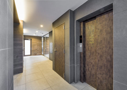 名古屋市天白区の10階建て賃貸マンションの大判タイルの落ち着いた雰囲気のエレベーターホール