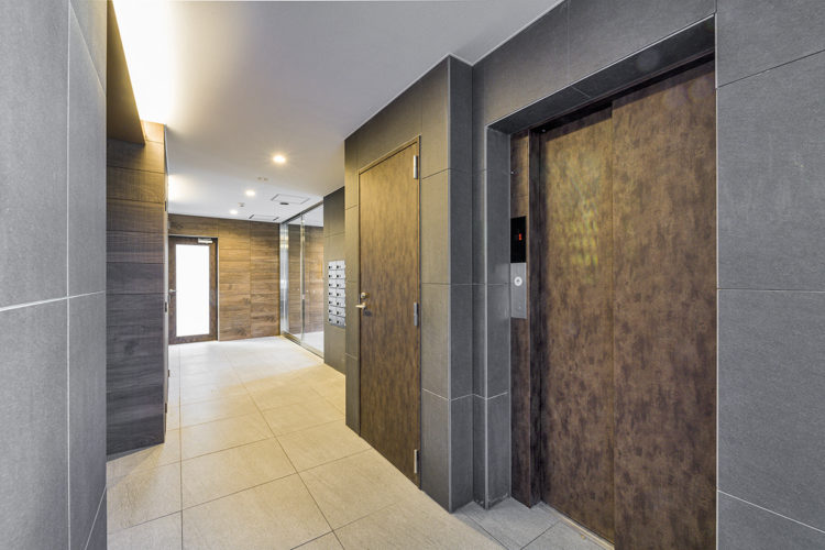 名古屋市天白区の10階建て賃貸マンションの大判タイルの落ち着いた雰囲気のエレベーターホール