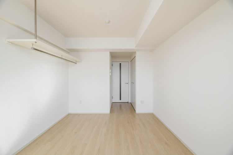 名古屋市天白区の10階建て賃貸マンションの棚の付いたナチュラルな洋室