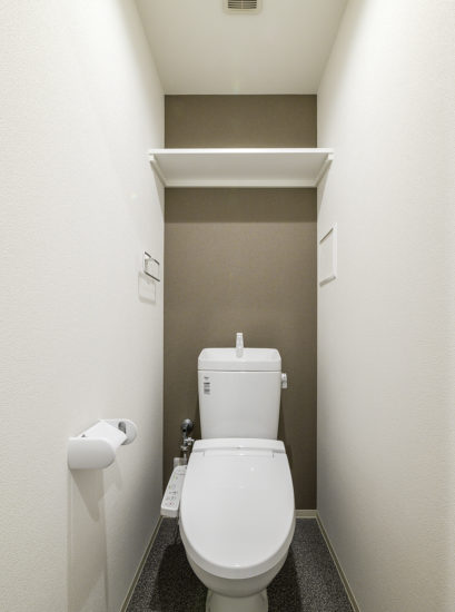 名古屋市天白区の10階建て賃貸マンションの棚付きのトイレ