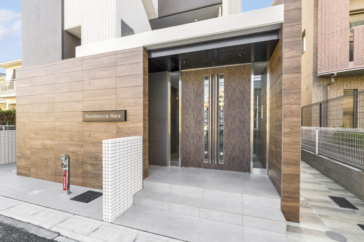 名古屋市天白区の10階建て賃貸マンションの木目模様のモダンなエントランス