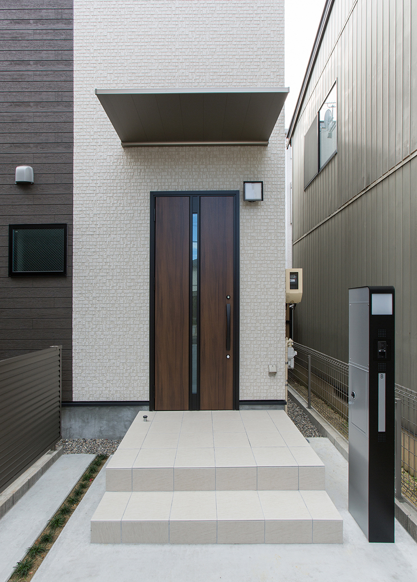 名古屋市西区の戸建賃貸住宅のB棟の落ち着いた色合いの玄関