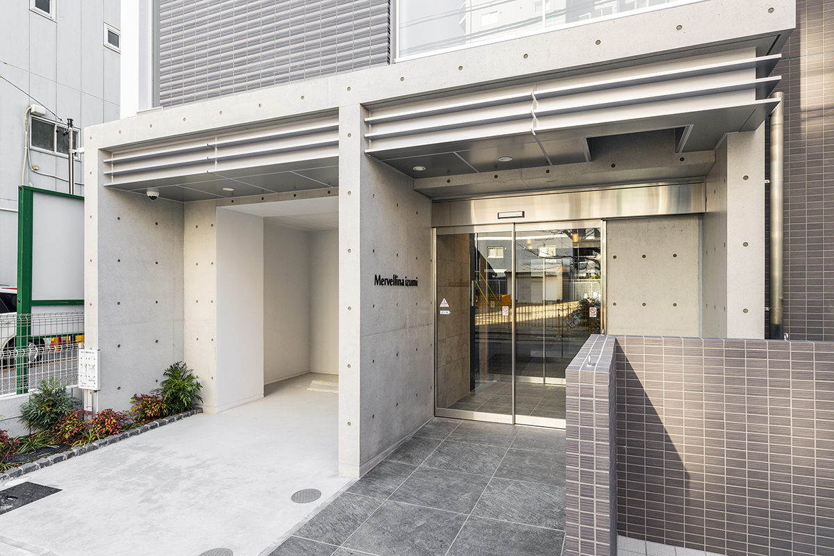 名古屋市東区の賃貸マンションのコンクリート打ちっぱなしのおしゃれなエントランス