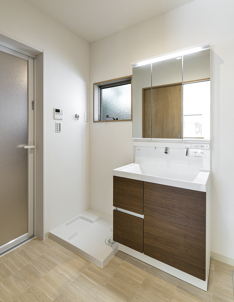 名古屋市中川区メゾネット賃貸アパートの窓があり明るい洗面室