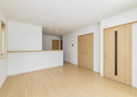 名古屋市天白区のモダンな外観デザインの戸建賃貸住宅の木目調の床とドアに白い壁のナチュラルなデザイン