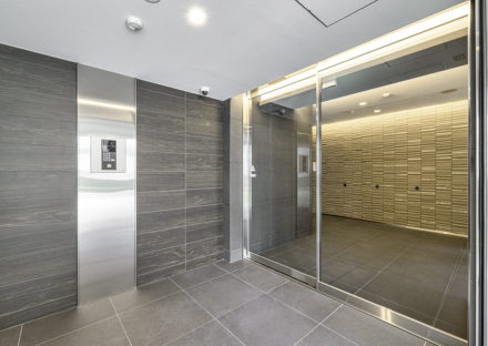 名古屋市中区のおしゃれなワンルームマンションの明るく高級感のある風除室