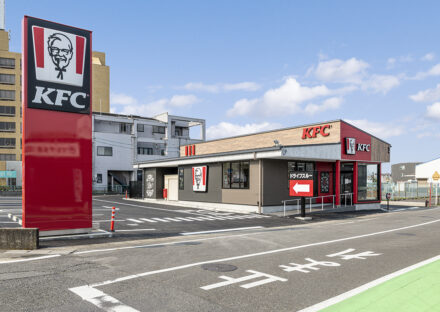 岐阜県のファストフード店舗の赤、黒、木目のモダンな外観デザイン