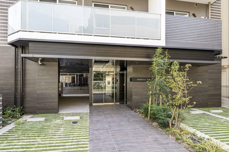 名古屋市中区のおしゃれなワンルームマンションの両サイドに緑があるエントランス