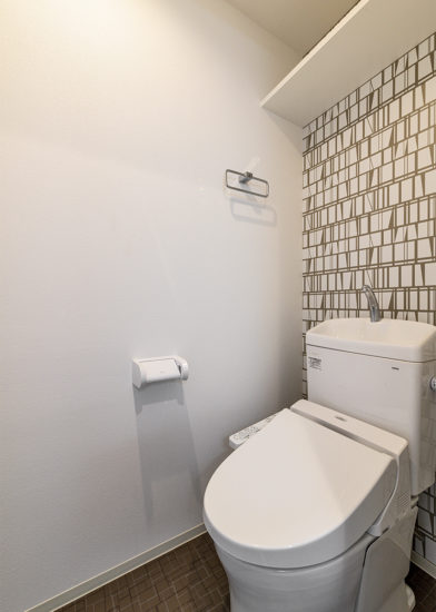 名古屋市東区の11階建てワンルームマンションの棚の付いたモダンなデザインのトイレ