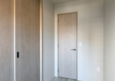 名古屋市千種区の13階建て賃貸マンションの木目のドアの付いたシンプルな洋室