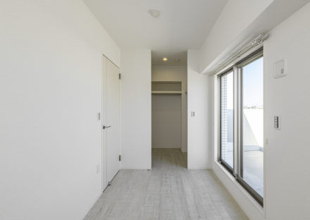 名古屋市瑞穂区のナチュラルカラーの外観デザイン7階建て賃貸マンションのウォークインクローゼットの付いた洋室