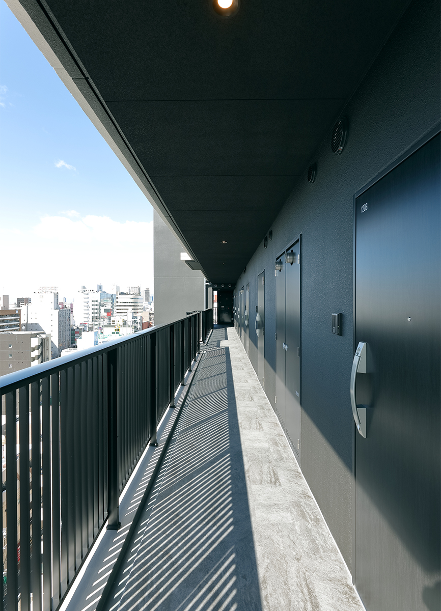 名古屋市千種区の13階建て賃貸マンションのおしゃれで落ち着いた共用廊下
