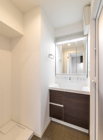 名古屋市東区の11階建てワンルームマンションのシンプルなデザインの洗面室