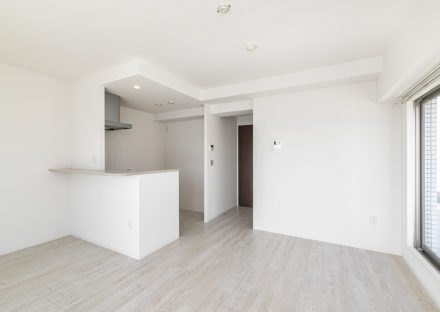 名古屋市瑞穂区のナチュラルカラーの外観デザイン7階建て賃貸マンションの白色の壁に白っぽい床のLDK