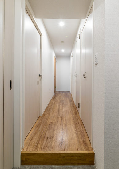 名古屋市瑞穂区のナチュラルカラーの外観デザイン7階建て賃貸マンションの木目調の床の色がアクセントの玄関