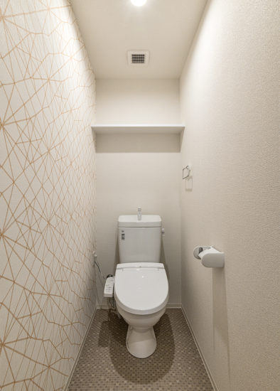 名古屋市瑞穂区のナチュラルカラーの外観デザイン7階建て賃貸マンションのおしゃれな模様の入ったトイレ