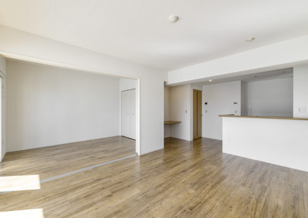 名古屋市瑞穂区のナチュラルカラーの外観デザイン7階建て賃貸マンションの洋室とつなげて使える木目調の床のLDK