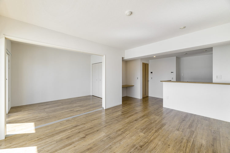 名古屋市瑞穂区のナチュラルカラーの外観デザイン7階建て賃貸マンションの洋室とつなげて使える木目調の床のLDK