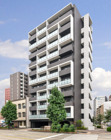 名古屋市東区の11階建てワンルームマンションのランダムなベランダの色の外観デザイン