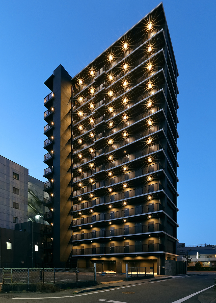 名古屋市千種区の13階建て賃貸マンションの南東面の外観デザイン(夜景)