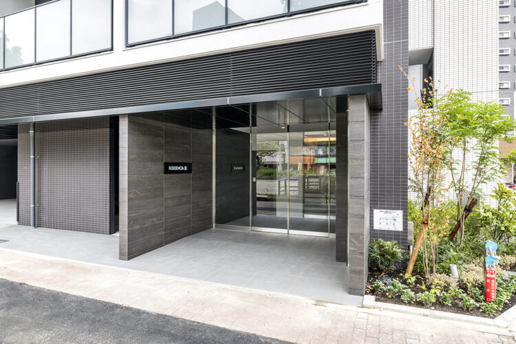 名古屋市東区の11階建てワンルームマンションのダークな色合いの高級感のあるエントランス