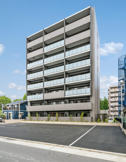 名古屋市北区の8階建て賃貸マンションの建物の周りに植栽のある外観デザイン