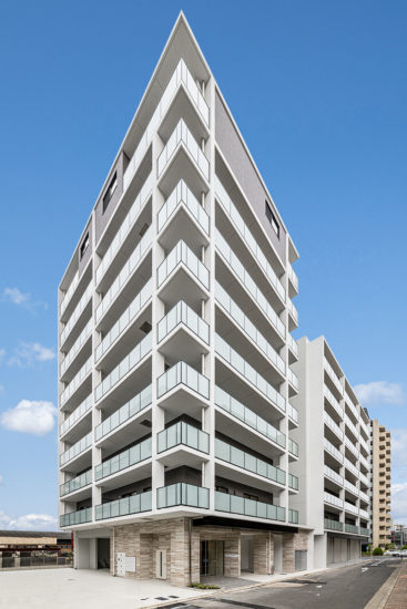 名古屋市昭和区の賃貸併用住宅の半透明の手すりパネルが並ぶ外観デザイン