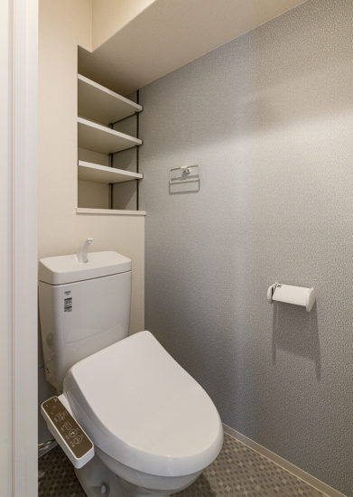 名古屋市昭和区の賃貸併用住宅の賃貸部分：仕切りの付いた棚のあるトイレ