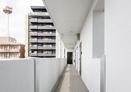 名古屋市昭和区の賃貸併用住宅の白を基調にした共用廊下