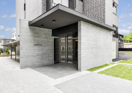 名古屋市北区の8階建て賃貸マンションのスクエアを組み合わせたクールなエントランス・アプローチ