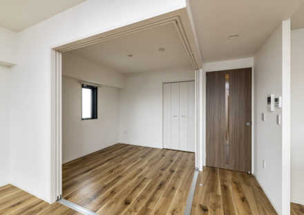 名古屋市北区の8階建て賃貸マンションのリビングと揃えたフローリングの洋室