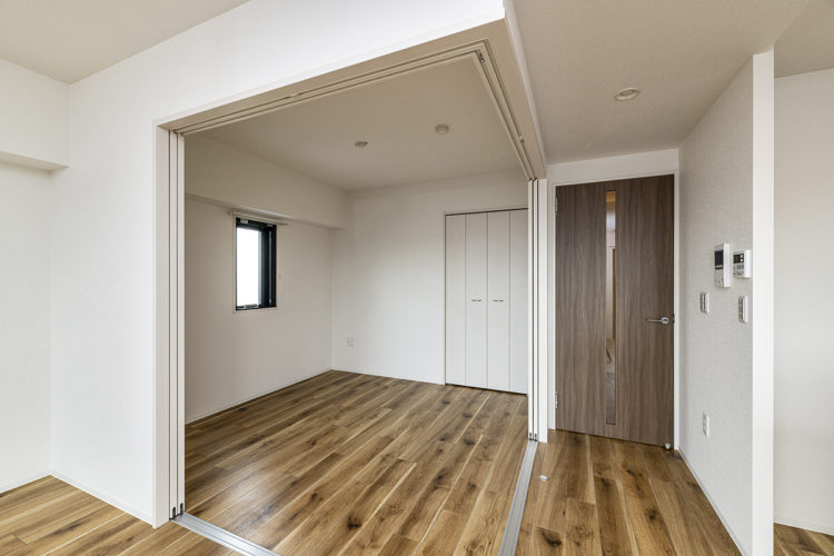 名古屋市北区の8階建て賃貸マンションのリビングと揃えたフローリングの洋室