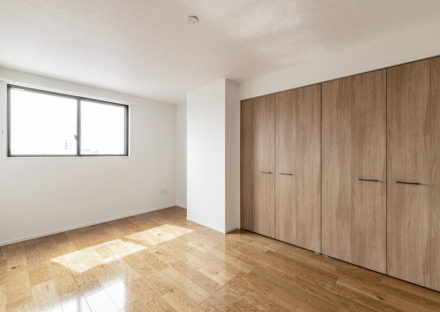 名古屋市昭和区の賃貸併用住宅のオーナー邸：広いクローゼットの付いた洋室