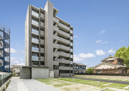 名古屋市北区の300坪の土地活用:8階建て賃貸マンションの緑が鮮やかな駐車場