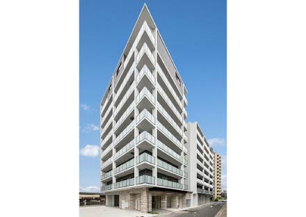 名古屋市昭和区の約150坪の土地で賃貸併用住宅マンション経営・土地活用例：半透明の手すりパネルが並ぶ外観デザイン