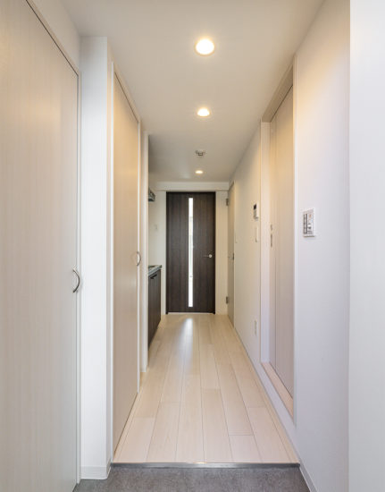 名古屋市天白区の4階建て賃貸マンションのキッチン付きの玄関ホール