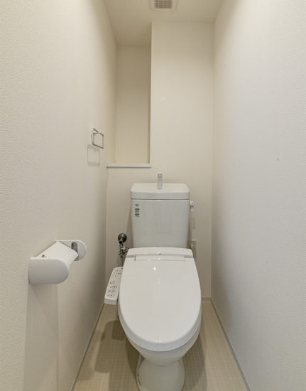 名古屋市天白区の4階建て賃貸マンションの棚とタオルハンガーの付いたトイレ