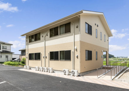 愛知県豊田市の木造2階建て福祉施設の利用者が使いやすいスロープ付き外観