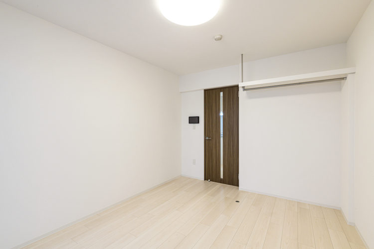 名古屋市天白区の4階建て賃貸マンションの吊棚の付いた洋室
